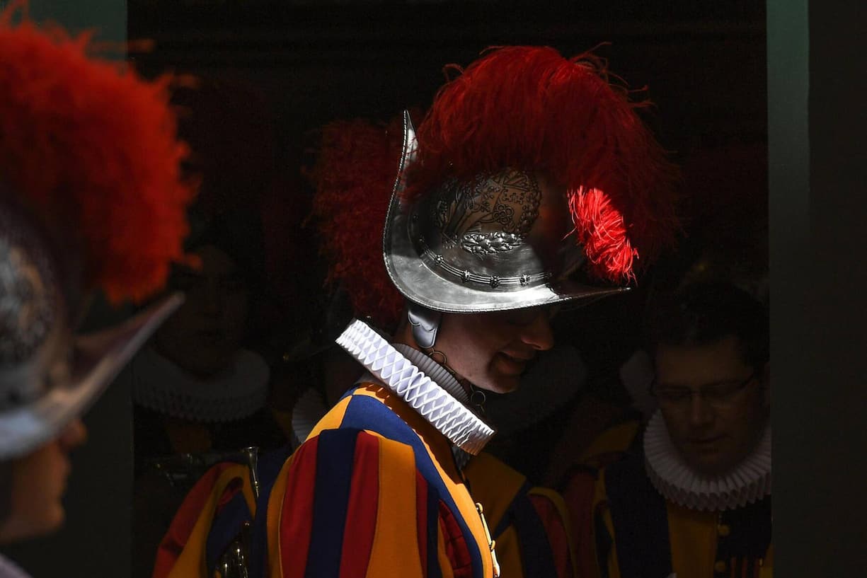 Kleinste Armee der Welt: Seit 500 Jahren stehen die Schweizergardisten im Dienst des Papstes und beschützen ihn, wenn es sein muss, mit ihrem Leben.