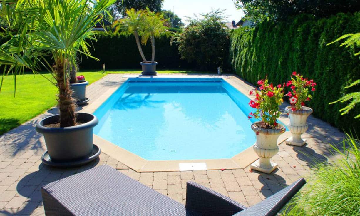 Der Garten mit Swimming Pool und Terrasse erweitert die Wohnfläche. 
Der Preis: 1,53 Millionen Franken.(Quelle/Bilder: 
Engel & Völkers)