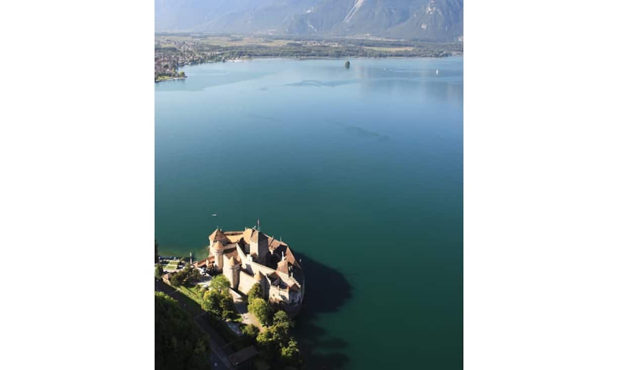 Auf einer Felseninsel im Genfer See befindet sich die Wasserburg Chillon, die das am meisten besuchte historische Gebäude der Schweiz ist.Vladi Private Islands