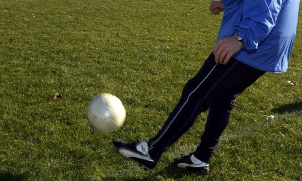 Diskrimination (8 Prozent), Gewalt (9 Prozent) und Schikane (16 Prozent) ist in weiten Bereichen üblich: unter Spielern, durch Fans und gar das Management. Die jüngsten Spieler unter 23 Jahren sind hier am gefährdetsten. Viele opfern der Aussicht auf eine Fussballkarriere ausserdem ihre Schulausbildung.