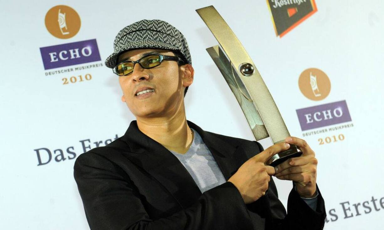 Auch Pop-Sänger Xavier Naidoo hatte eine Zeit lang ein Engagement als Dozent an der «Popakademie» im deutschen Mannheim. Als der mehrmalige Echo-Gewinner jedoch 2014 öffentlich am deutschen Nationalfeiertag fragwürdige Parolen gegenüber einem rechtspopulistischen Publikum äusserte, kündigte ihm die Akademie die weitere Zusammenarbeit auf.