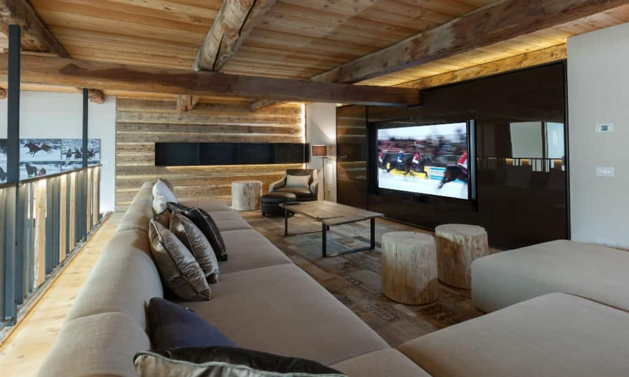 Die Liegenschaft ist in zwei Wohnbereiche im Maisonette-Stil mit offener Galerie unterteilt.