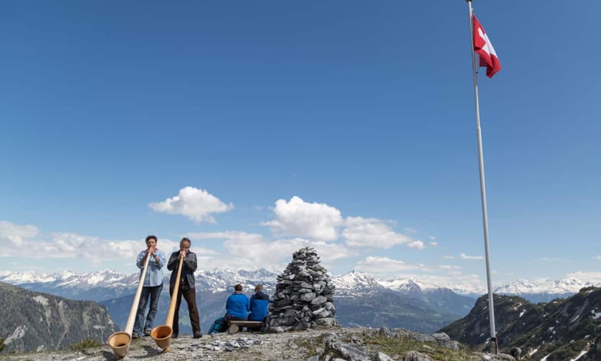 Doch noch läuft es gut, noch gleicht der exzellente Ruf der Schweiz vieles aus. Schweizer Werte wie Präzision, Kunstfertigkeit und Authentizität sind für die Kunden nach wie vor wichtig. Dennoch müssen jetzt Strategien entwickelt und Massnahmen getroffen werden, um wettbewerbsfähig zu bleiben.