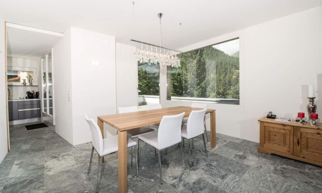 Das Esszimmer des Hauses in Pontresina GR liegt zwischen Küche und Wonraum.