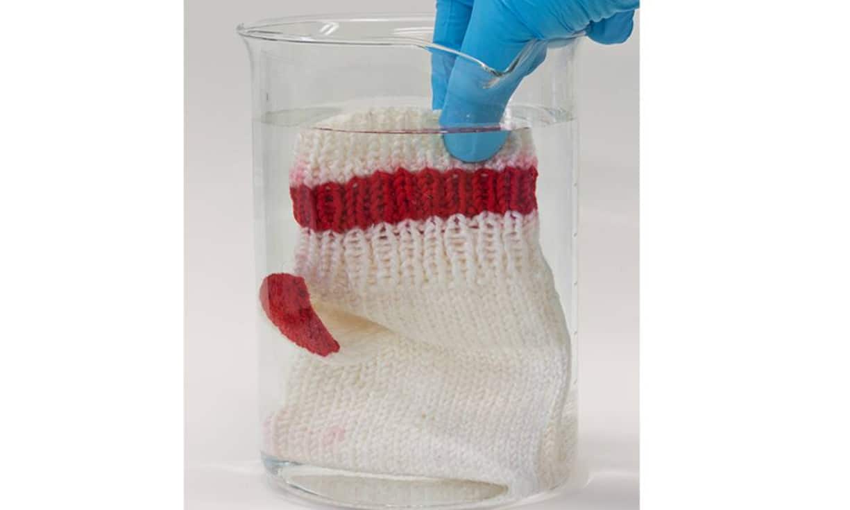 Die Wissenschaftler schreiben der Wolle besondere Eigenschaften zu. Sie soll ähnlich wärmen wie Merino-Wolle, vor allem aber ist sie biologisch abbaubar. Zwei Drittel aller Wolle entsteht derzweit aus Kunststoff und Erdöl. Für Veganer ist das neue Material allerdings nichts.