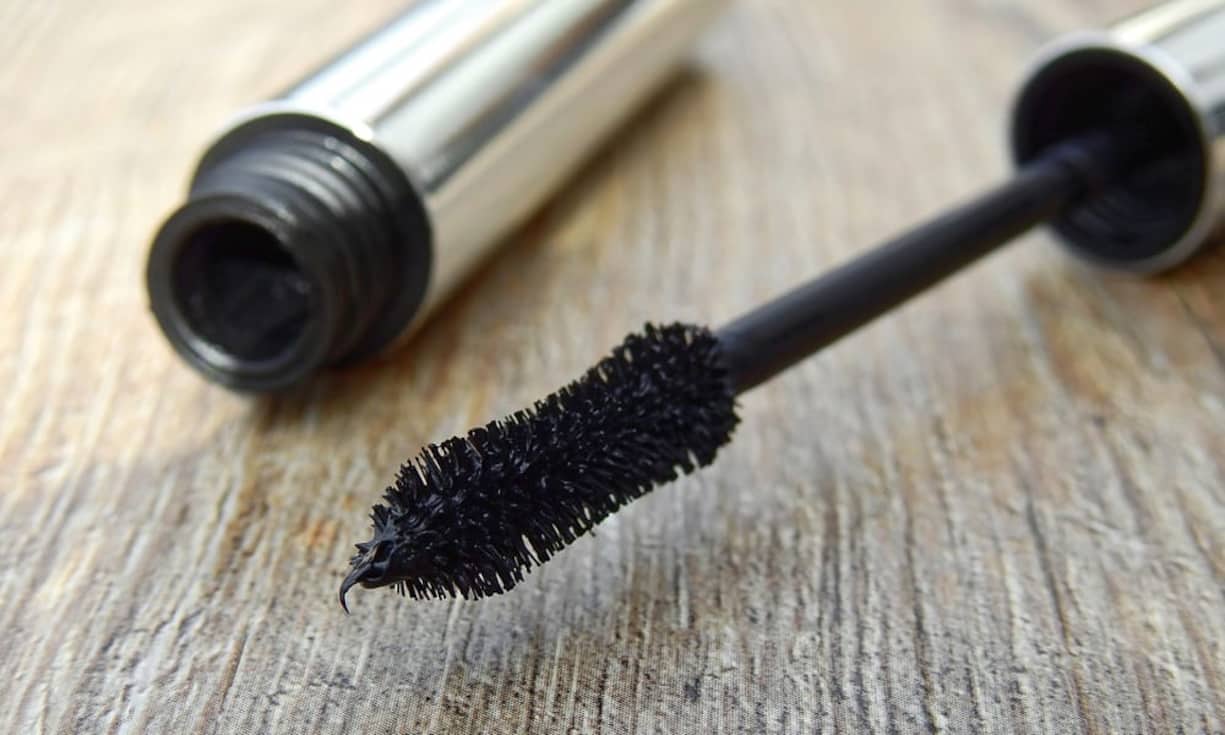 Schwungvolle Wimpern sind in Thailand für nur 3.90 Euro zu haben. Teurer wird es für eine Wimperntusche im Verhältnis jedoch in Peru, wo der Klassiker 26 Euro kostet. Immerhin 40 Prozent günstiger ist es im Vergleich zu Peru in der Schweiz. Die Durchschnitts-Wimperntusche kostet nämlich 14.90 Euro. Pixabay