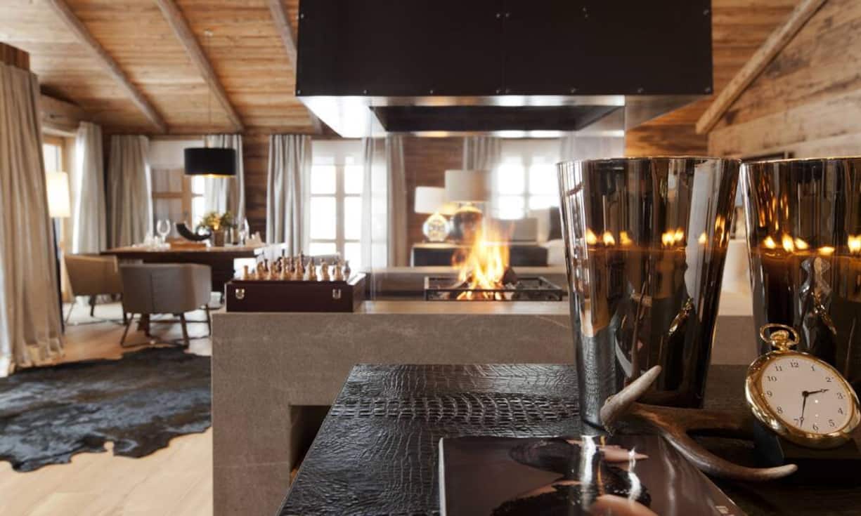 Das Wohnzimmer des Chalet N bietet viel Platz und ist rustikal eingerichtet.