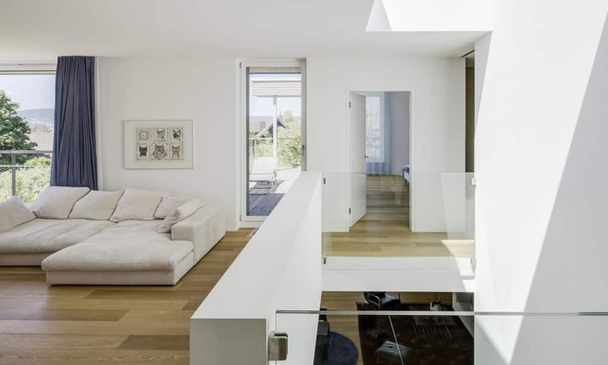 In der zweiten Etage gibt es ein grosses Familienzimmer, zwei geschlossene Zimmer, ein Bad mit Walk-in-Dusche sowie das Elternschlafzimmer mit Ankleide und Bad en Suite.