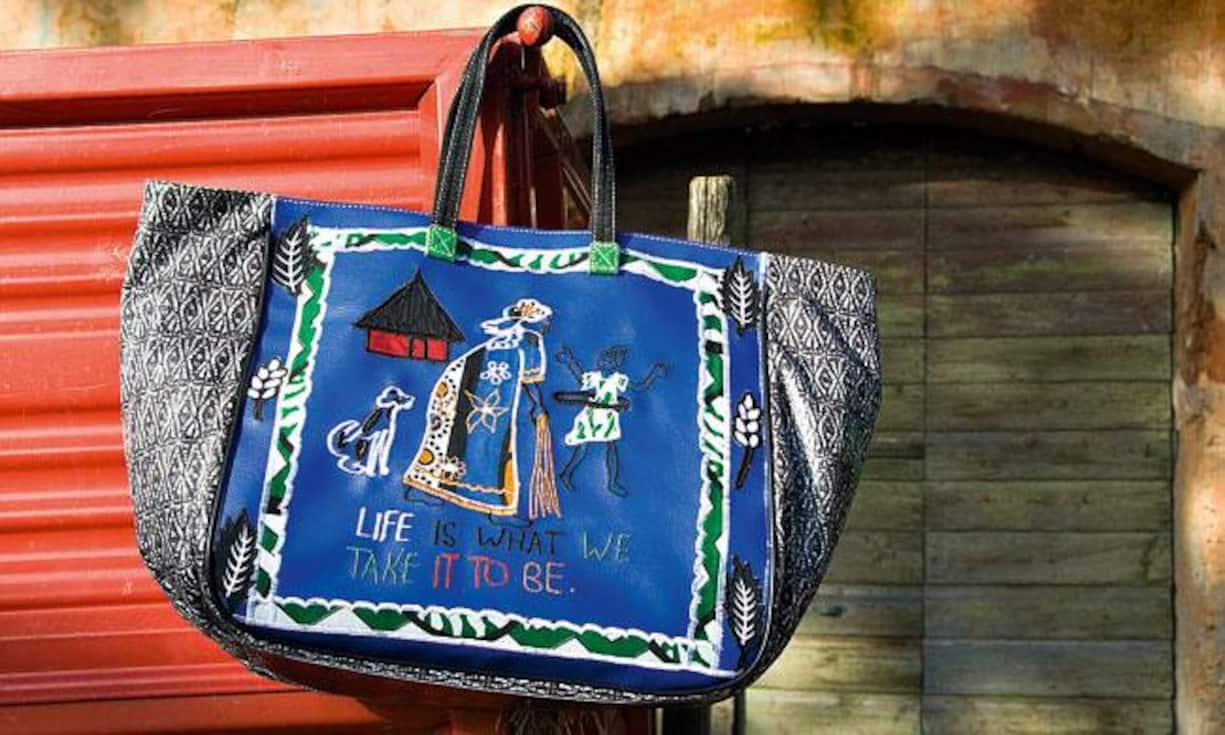 ...mal bestickt. Aber immer sind sie aus gebrauchten Materialien gefertigt.