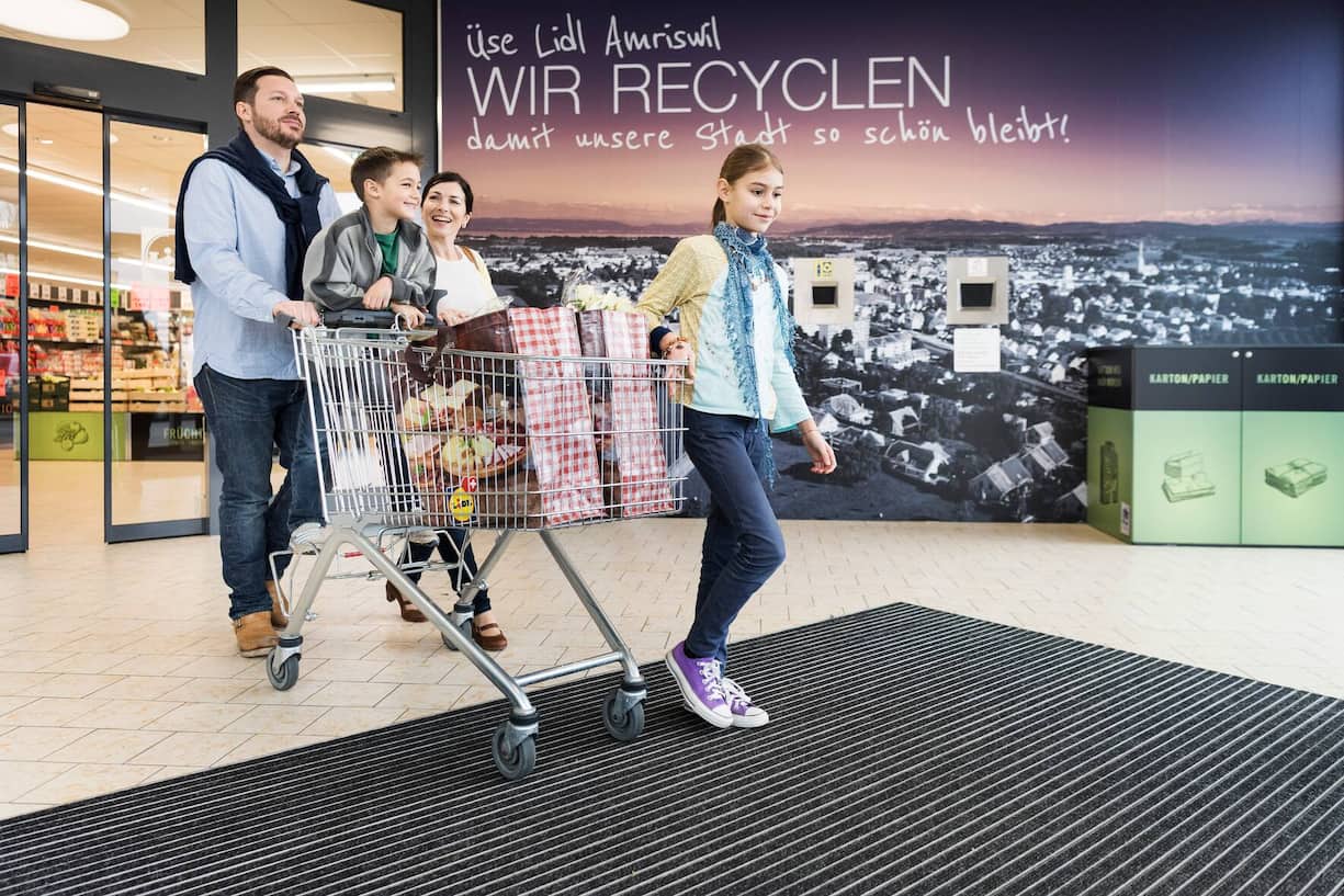 In der Lidl Filiale in Amriswil, gestellte Szene, aufgenommen am 15. Februar 2016. (Lidl/Christian Beutler)