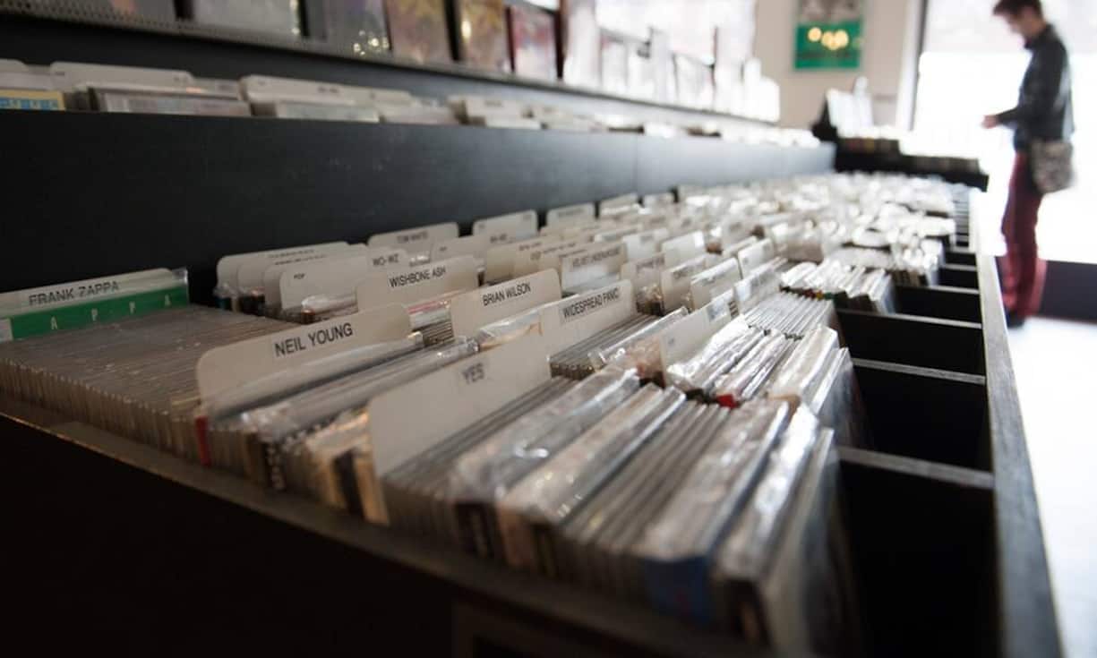 Im Rekordjahr 2000 wurden in der Schweiz 19,6 Millionen CDs verkauft. 2015 waren es noch 3,6 Millionen. An jeder verkauften CD verdienen die Musiker, sofern sie die Stücke selber komponiert haben, rund 10 Prozent des Verkaufspreises, also zwischen 2,50 und 3 Franken. Bei den Downloads ist der Verdienst leicht tiefer.