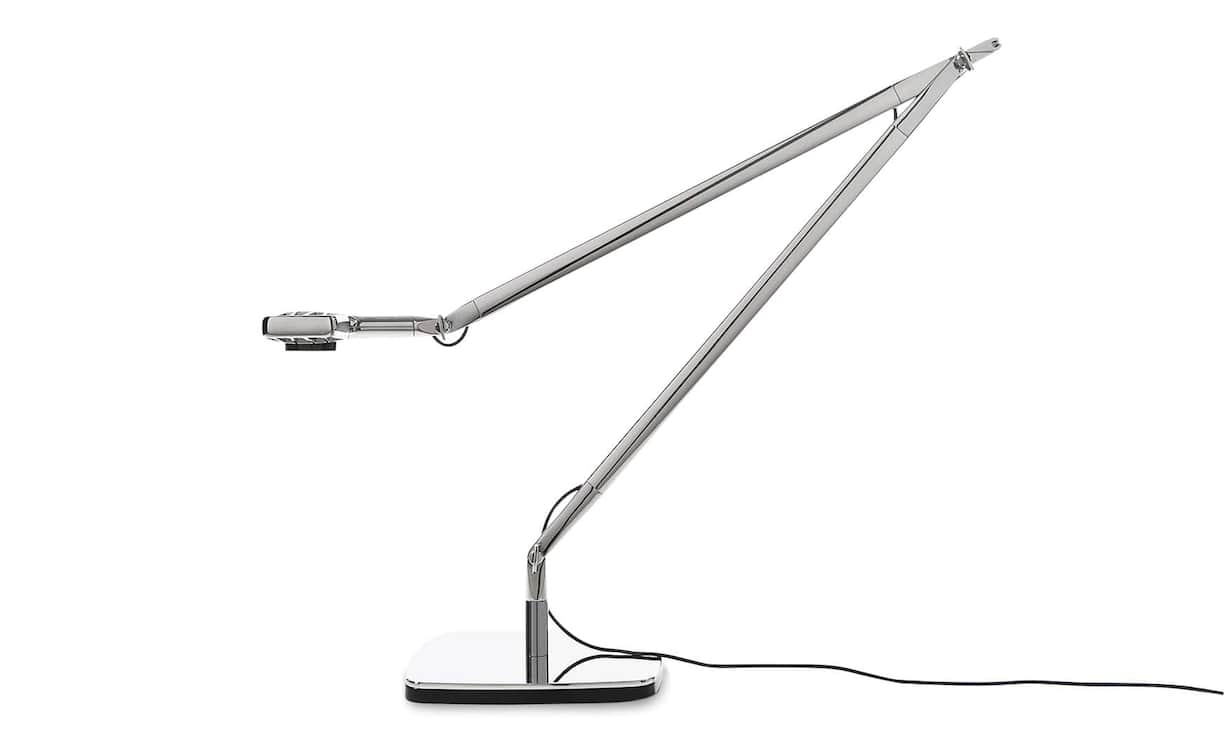 Tischlampe Otto Watt von Luceplan, Design von Alberto Meda und Paolo Rizzatto. Der Name ist Programm: Diese Lampe  erbraucht dank LED-Lichtquellen, Reflektor und Blendfilter tatsächlich nur acht Watt. Der Kopf ist um 360 Grad drehbar.
485 Franken in Schwarz, 522 Franken in Chrom;
Luceplan