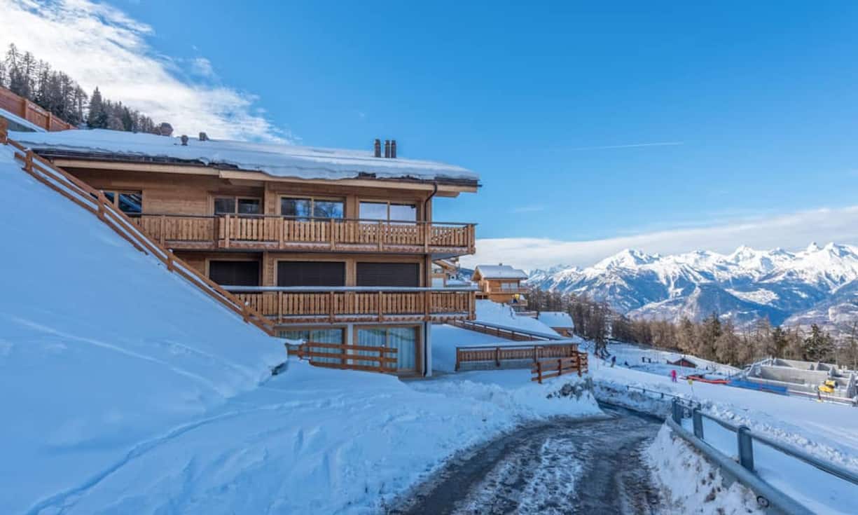 Die Wohnung befindet sich im obersten Stockwerk und bietet eine beeindruckende Aussicht auf das Alpenpanorama.