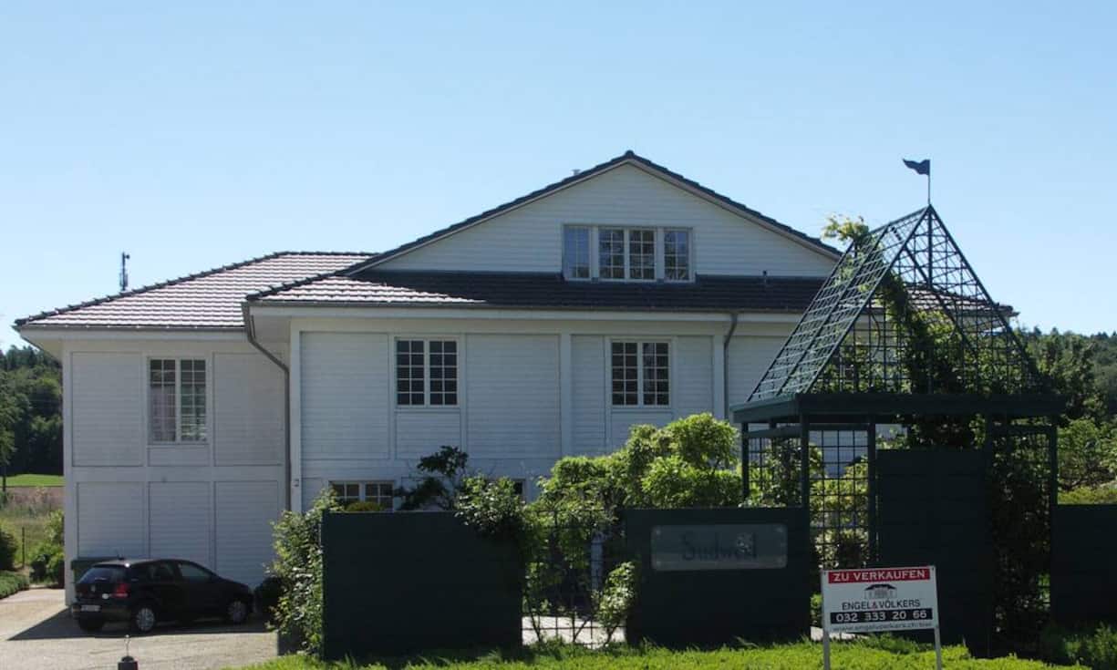 Auf die 610 Quadratmeter Bruttogeschossfläche verteilen sich die Gewerbefläche (auf zwei Etagen mit 425 Quadratmetern), ein Lagerraum und eine 3-Zimmer-Dachwohnung (mit ca. 115 Quadratmetern).