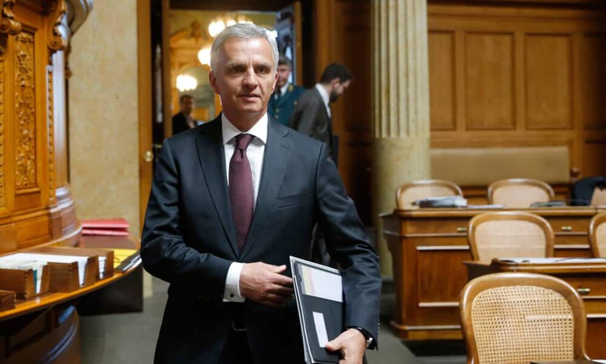 Didier Burkhalter holte 217 Stimmen. Das ist eines der besten Ergebnisse, das je von einem Bundesrat erreicht wurde. Der Aussenminister punktete offenbar links wie rechts, wobei die SVP wohl vor allem ihren eigenen Anspruch auf eine Rückkehr zur Konkordanz nochmals unterstreichen will.