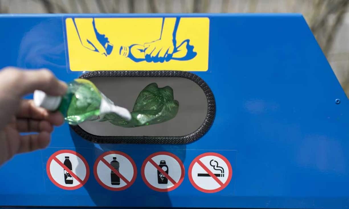 In die blau-gelben PET-Sammelbehälter gehören nur PET-Getränkeflaschen. Öl-, Essig- oder etwa Waschmittelflaschen aus PET haben darin nichts verloren.