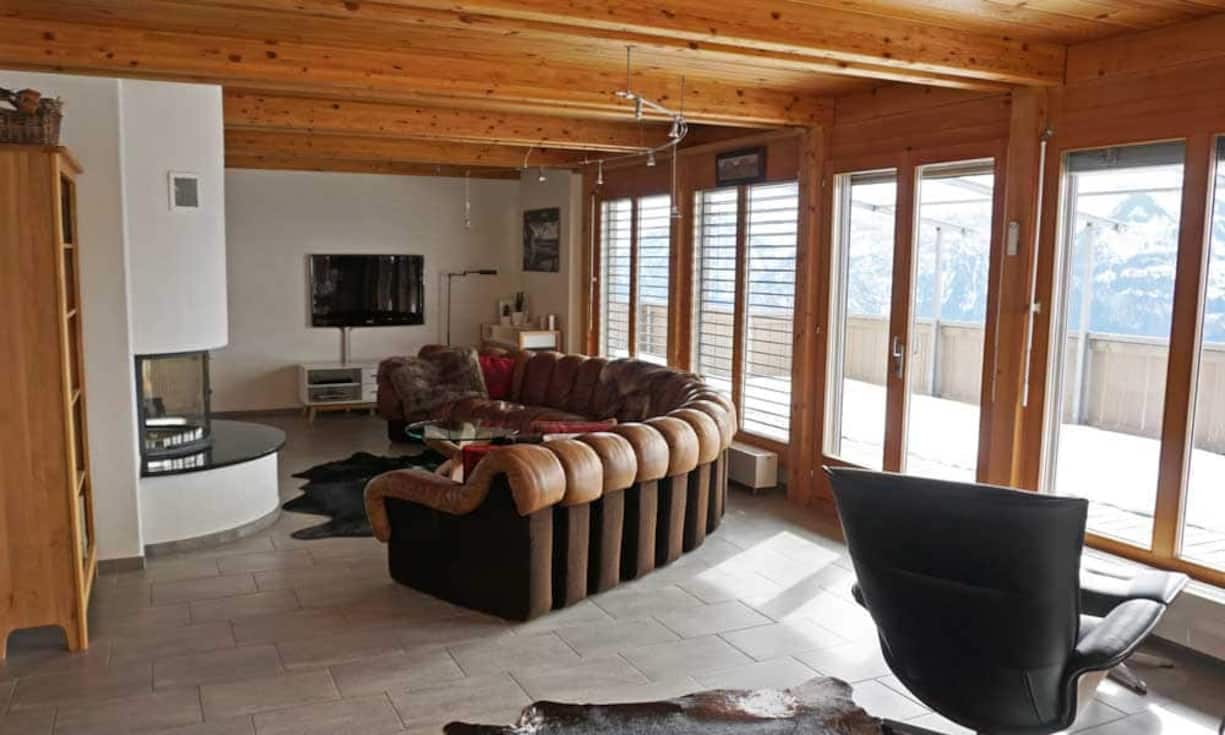 Das Haus mit 3,5 Zimmern hat eine gesamte Wohnfläche von 162 Quadratmetern. Der Wohnbereich- und Essbereich mit Cheminée ist bewusst offen gehalten.