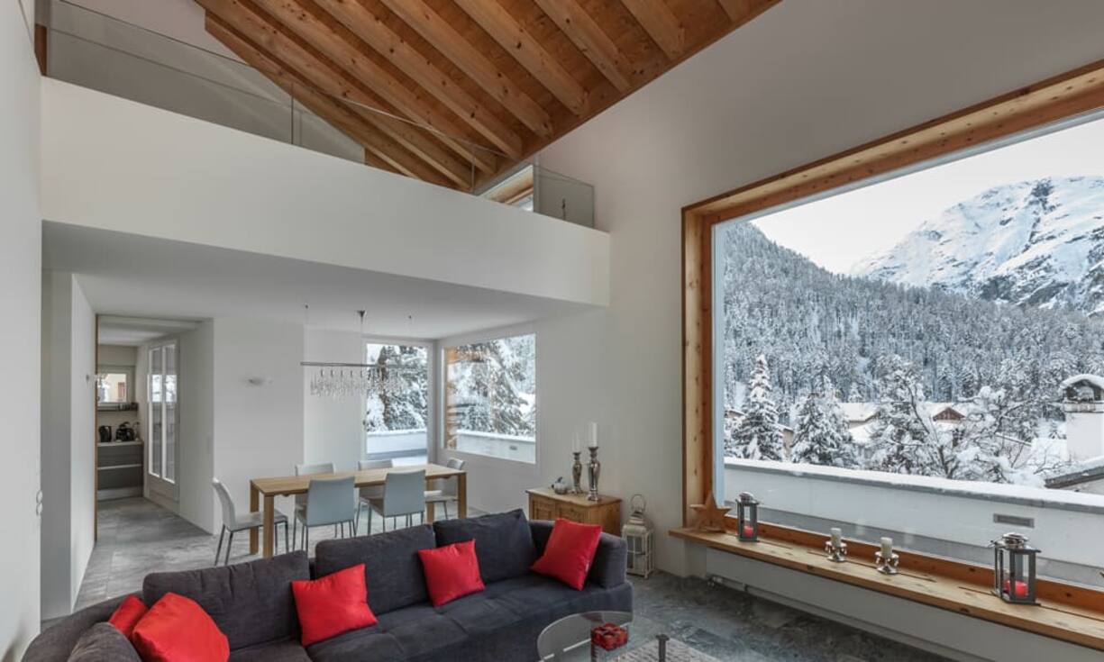 Das Einfamilienhaus besitzt eine umlaufende Terrasse mit grosszügigem Sitzplatz.