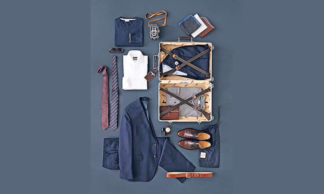 Aussen Rimowa, innen Windsor: Zwei traditionsreiche Spezialisten packen einen Businesskoffer. Die Quintessenz ist ein stilvolles Reiseset mit Preisvorteil. Der Kölner Kofferhersteller Rimowa liefert die silberne Aluminiumhülle aus der Linie «Classic Flight». Das Bielefelder Modeunternehmen Windsor ist für die Textilien im Gepäck zuständig: Einen Anzug aus Schurwolle und eine hochwertige Schuhtasche aus der Kollektion «Mindful Traveller». Set bei Herrenglobus oder PKZ.ch Rund 1400 Franken