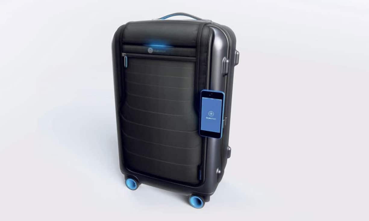 Bluesmart - Rollkoffer 2.0: Mehr als 25 Millionen Gepäckstücke pro Jahr werden von Airlines und Airports entweder fehlgeleitet oder verschwinden einfach. Hier will das New Yorker Startup Bluesmart Abhilfe schaffen. Es hat den weltweit ersten Trolley erfunden, der sich via Smartphone-App verschliessen, wiegen und orten lässt. Bis 24. November 2014 gibt es den Rollkoffer 2.0 zum Vorzugspreis. Ab 235 Dollar