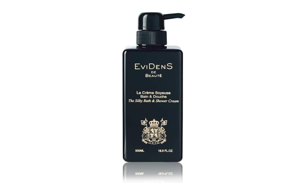 Duschgels trocknen die Haut oft aus. Silky Shower Cream von Evidens reinigt und pflegt in einem Zug. Die Schutzbarriere der Haut wird verstärkt und gleichzeitig ihre Geschmeidigkeit und Jugend bewahrt. Das Bade- und Duschgel ist unisex und für alle Hauttypen geeignet. Preis für 500 ml: 114 Franken