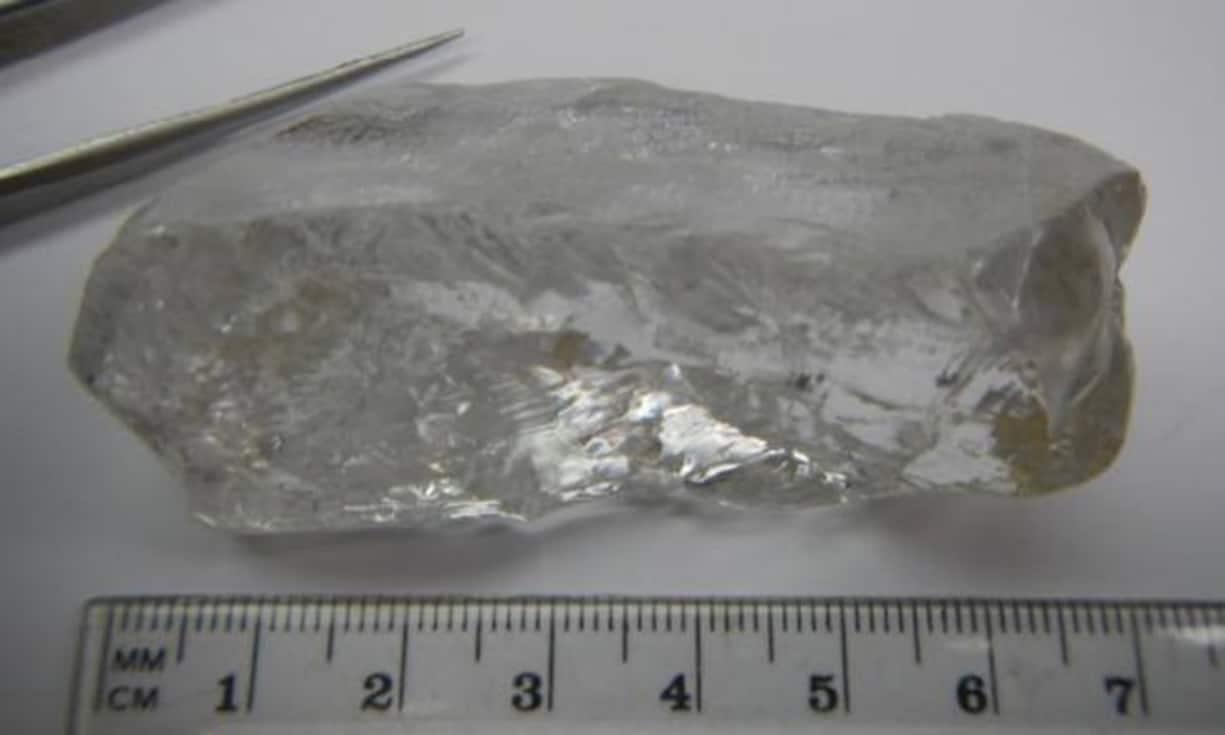 Diese Rekorde verdankt die Welt den Diamanten:404.2 Karat* misst der grösste Rohdiamant Angolas. Die australische Bergbaufirma Lucapa Diamond Company hat den Edelstein Anfang 2016 geschürft. Nur 26 Diamanten sind grösser, darunter...*1 Karat entspricht 0,2 Gramm