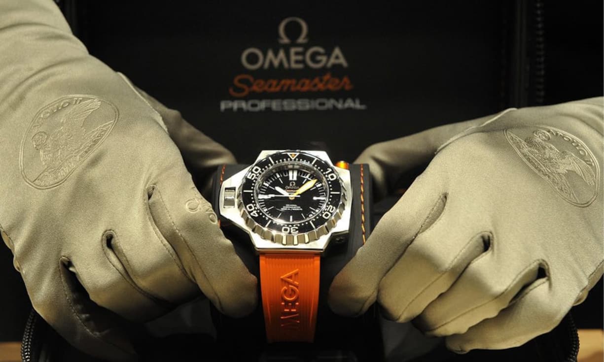Auf dem 10. Platz findet sich eine Uhrenmarke aus dem Swatch-Konzern, der es mit dem eigenen Namen nur auf Platz 26 schafft: Omega. Die Marke ist 3,34 Milliarden Franken wert - 207 Millionen mehr als im Vorjahr. (Bild: Keystone)