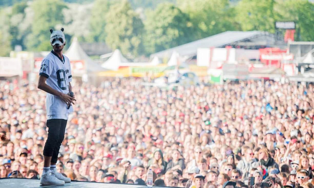 Der Glarner Produzent Fridolin Walcher, alias Freedo, hat die letzten zwei Jahre mit Hits für die schwedische Sängerin Zara Larsson («Lush Life») und den deutschen Rapper Cro («Traum»; Bild) viel Geld verdient. Die Suisa zahlte ihm für «Traum» gut 200'000 Franken aus.