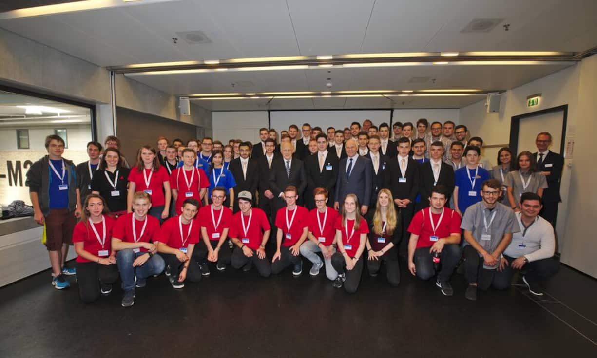 Gruppenbild mit Magistraten: Auszubildende besuchen den Swissmem Industrietag