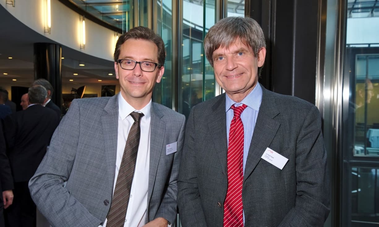 Roger Niederer, Head Merchant Services, SIX Payment Services;
Rolf Hartl, Präsident, Erdöl-Vereinigung