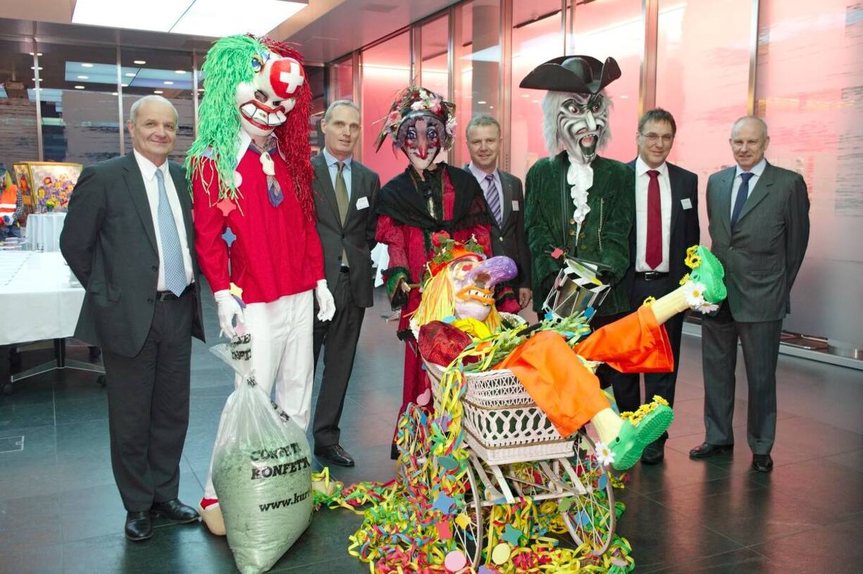 Die Fasnacht steht bevor! Martin Naville, CEO, AMCHAM; Oliver Denzler, CEO, Neoperl Holding AG; Willi Miesch, CEO, Medartis AG; Norbert Münzel, CEO, Rolic Technologies Ltd.; Gottlieb A. Keller, Member of Coporate Executive Committee, Roche, und Moderator des Panelgesprächs.