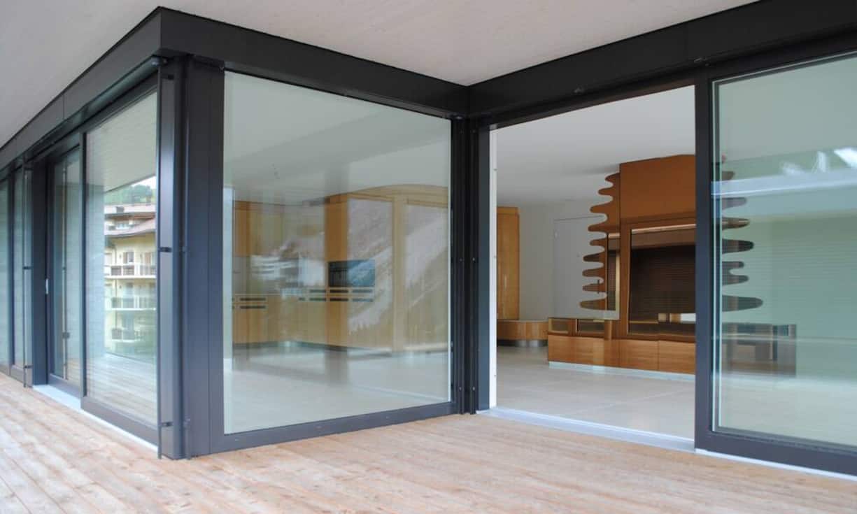 Auch zur Wohnung mittein in Arosa gehört ein eigener Skiraum und 4 Tiefgaragenplätze.