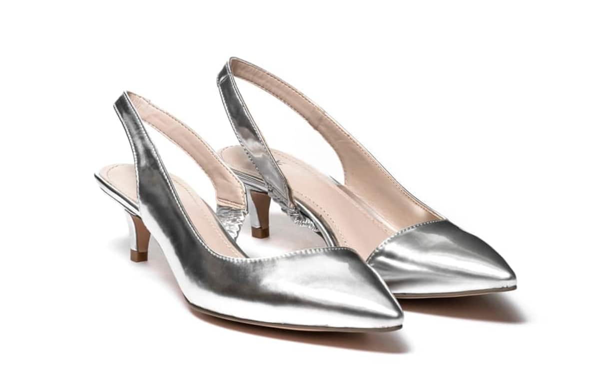 Metal-Look:  Benetton  Diese Slingback-Sandalen sind vorne spitz zulaufend, haben einen niedrigen Absatz und sind zu einer Seite offen. Preis 49.59 Franken