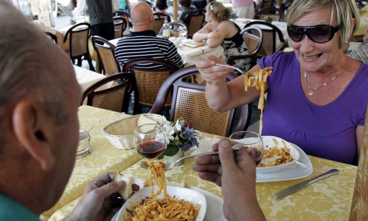 Maximal 10 Prozent Trinkgeld im Restaurant reichen in Spanien und Italien vollkommen aus. Auch in diesen Ländern lassen Reisende das Trinkgeld einfach auf dem Tisch zurück. Italienische Gaststätten erheben häufig von sich aus einen Zuschlag für das Gedeck, das sogenannte coperto. In diesen Fällen darf der Obolus auch geringer ausfallen.