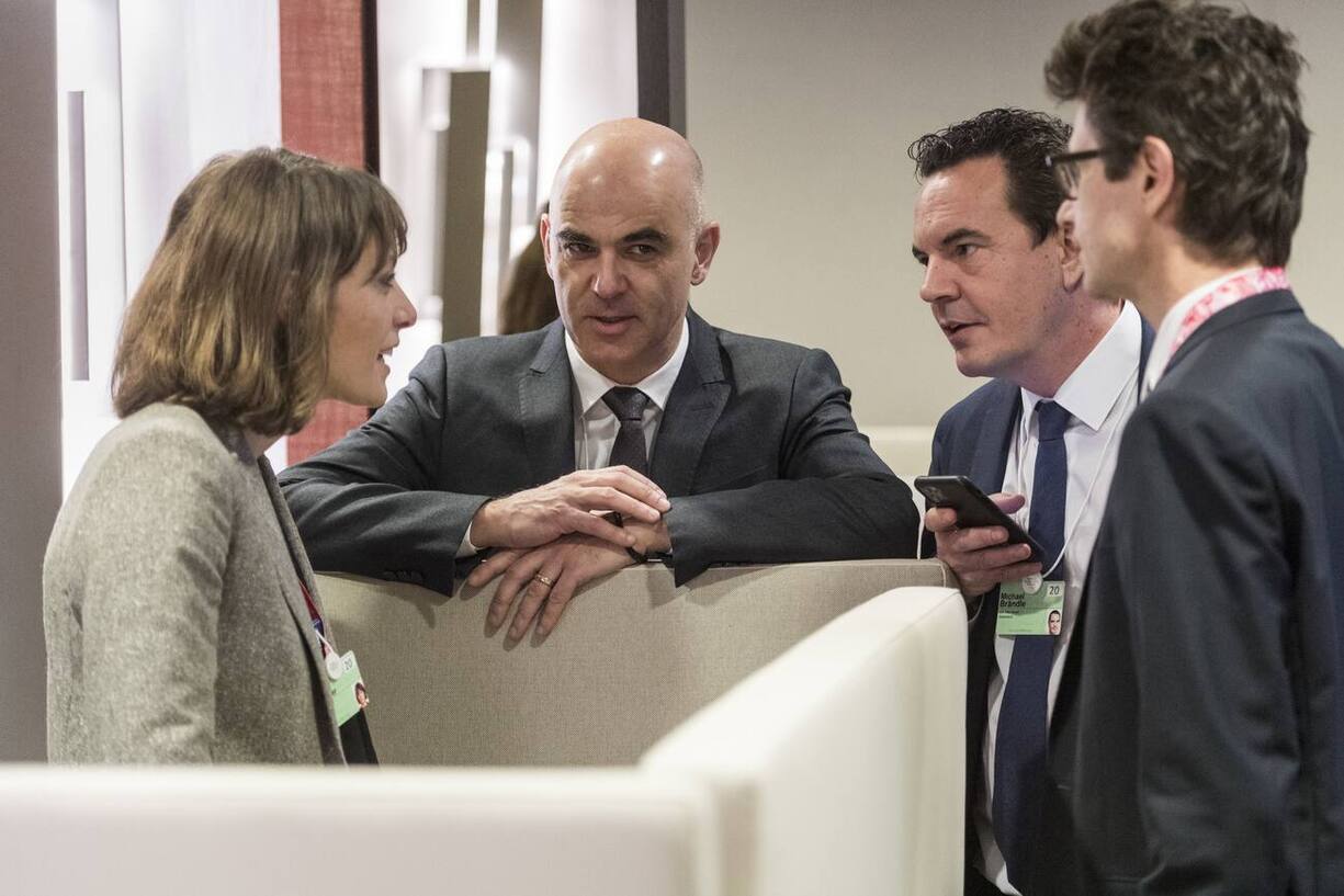 Federal councillor Alain Berset, 2nd left, confers with his team between bilateral meetings, Emilia Pasquier, left, and from right, Peter Lauener and Michael Braendle, during the 50th annual meeting of the World Economic Forum, WEF, in Davos, Switzerland, Wednesday, January 22, 2020. The meeting brings together entrepreneurs, scientists, corporate and political leaders in Davos from January 21 to 24. (KEYSTONE/Alessandro della Valle)