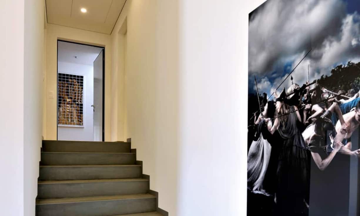 Abzweigung: Vom gemeinsamen Entrée im Erdgeschoss führt der Weg zunächst zum unteren Appartement. Es gibt auch einen Lift zum Obergeschoss.