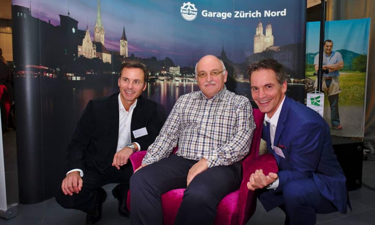 Gewinner des Sessels Marce Bischof, UBS AG, mit
links: Urs Schubiger, Schubiger Möbel AG;
rechts: Jürg Schubiger, Schubiger Möbel AG