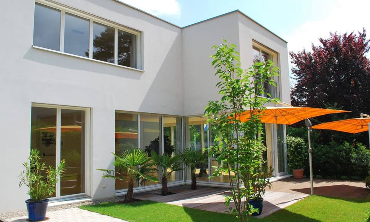 Das Einfamilienhaus befindet sich an einer begehrten Wohnlage im Bruderholz. Preis: 2'690'000 Franken Quelle und Bilder: Engel & Völkers