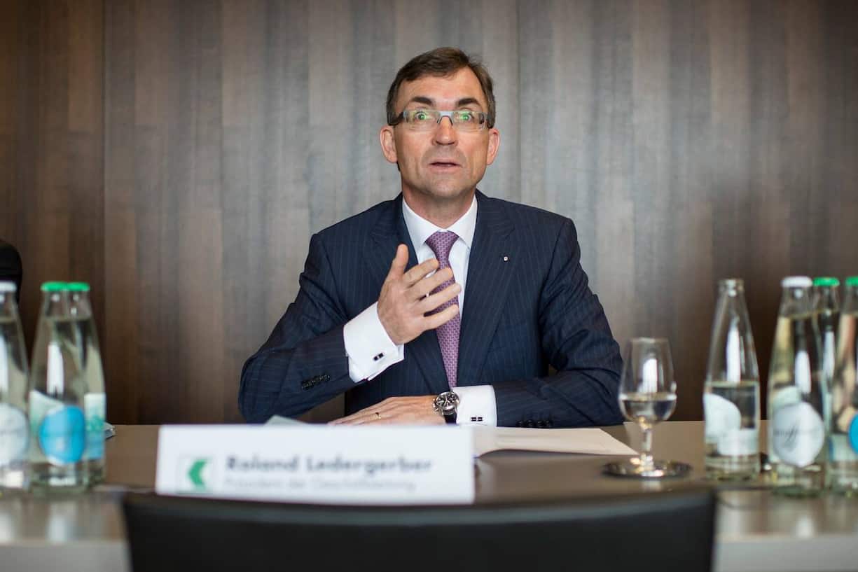 CEO Roland Ledergerber spricht anlaesslich der Medienkonferenz zur Praesentation der Jahreszahlen 2014 der St. Galler Kantonalbank am Mittwoch, 11. Februar 2015 in Zuerich. Bei der St. Galler Kantonalbank (SGKB) haben 2014 das Tiefzinsumfeld und der Verkauf von Unternehmensteilen den Ertrag gedrueckt. So fiel der Erfolg aus dem Zinsengeschaeft um 3,7 Prozent auf 294,5 Mio. Fr. und jener aus dem Kommissionsgeschaeft um 14,2 Prozent auf 118,5 Mio. Franken. (KEYSTONE/Ennio Leanza).