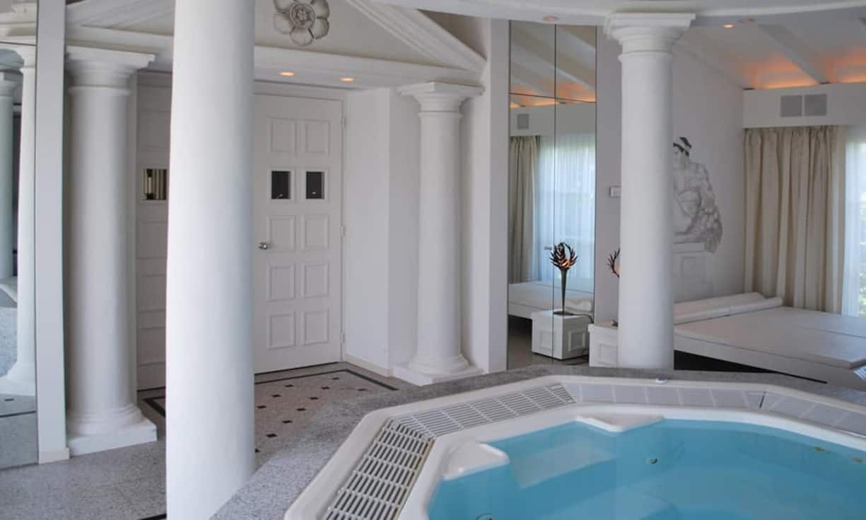 ... Whirlpool, eine Sauna mit Tauchbecken sowie ein Solarium und ein Bereich mit Fitnessgeräten.