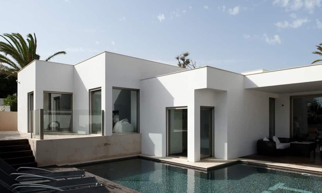 Das «Casa Jacaranda» in Luz in Portugal liegt zwei Minuten vom goldenen Sandstrand entfernt und…