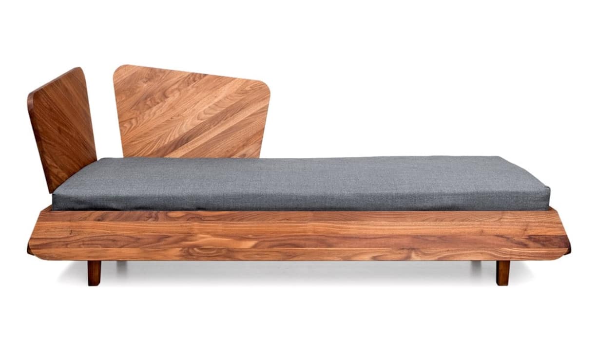 Ideal für das Office zu Hause und das Gästezimmer – dieses Tagebett aus massivem Holz sorgt für die notwendigen Ruhepausen. Erhältlich in verschiedenen Breiten und Längen sowie Holzarten, lässt es sich den individuellen Bedürfnisses seines neuen Besitzers optimal anpassen. Preis ab 1'152 Franken. Resedea)