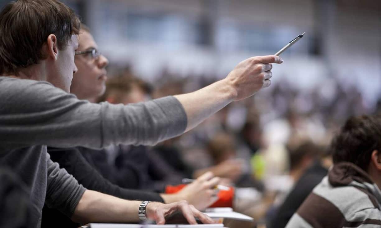 So sieht die optimale Vorsorge in den verschiedenen Lebensphasen aus:Der 20-Jährige: AHV nicht vergessenLebensphase: Ledig, Freundin, keine Kinder. Studium der Betriebswirtschaftslehre. In WG wohnhaft. Sommerjob. Jährliches Einkommen beschränkt sich auf wenige tausend Franken, Ausgaben vor allem für Auslandsreisen, Partys und Kommunikation.