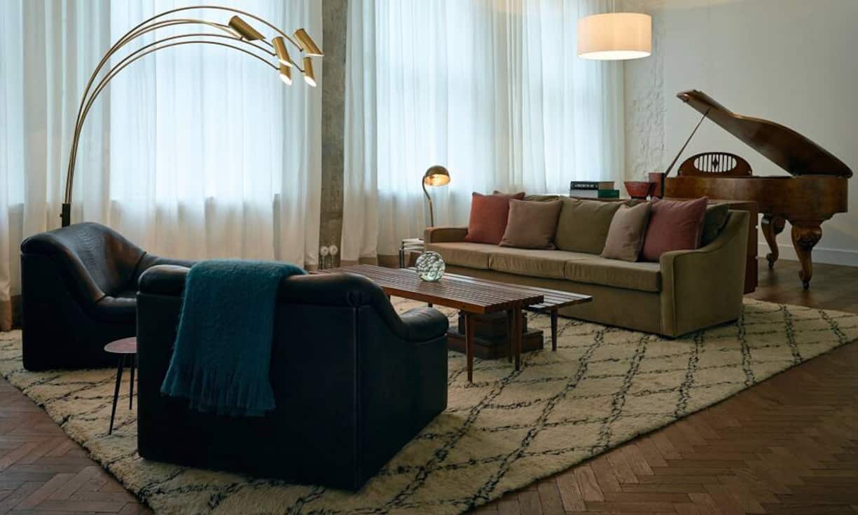 Das Gebäude selbst vereint die Architektur der 1920er und 1930er Jahre in sich.