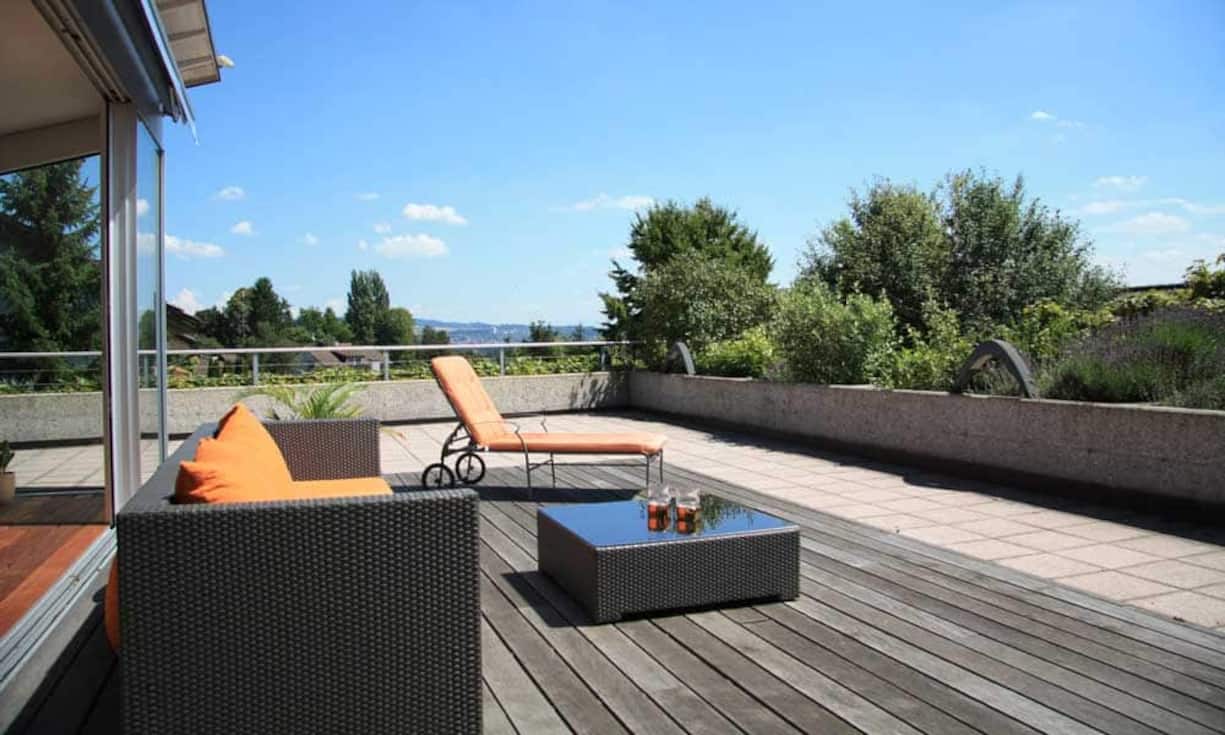 Uesslingen liegt in der Agglomeration Frauenfeld-Winterthur und liegt am Hang oberhalb von Frauenfeld. Preis: 2'490'00.- 
Quelle und Bilder: Engel & Völkers