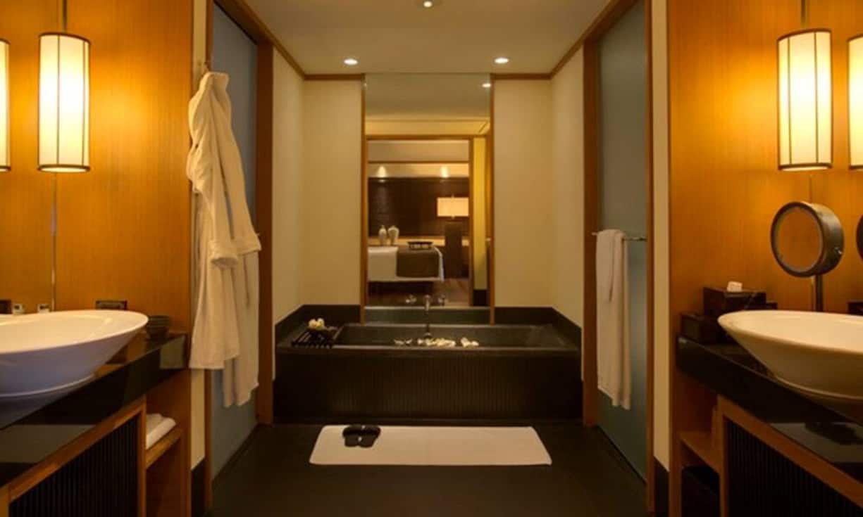 Ein Badezimmer in einer Top King Suite.