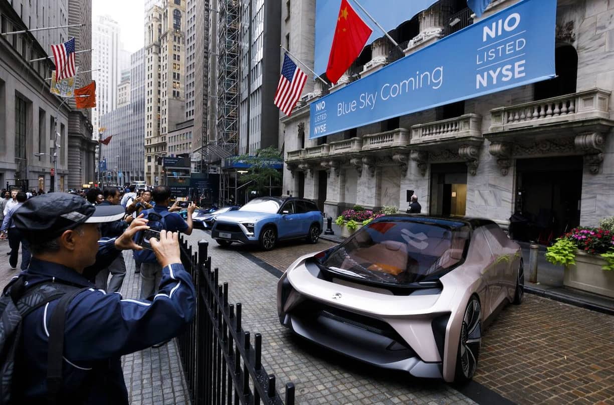 epa07014819 Electric vehicles are lined up in front of the New York Stock Exchange leading up to the initial public offering of NIO Inc., a Chinese electric-vehicle company, in New York, New York, USA, on 12 September 2018. The company, which has been compared to Tesla, is expected to raise around 1 billion USD / 860 million Euros.  EPA/JUSTIN LANE