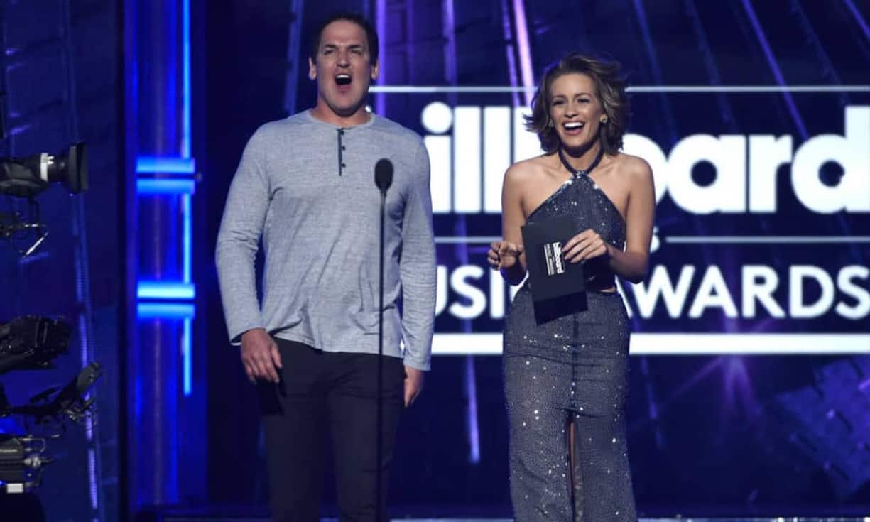 Als 28-jähriger teilte sich Mark Cuban (hier neben Betty Cantrell bei den 2016 Billboard Music Awards) noch ein Dreibett-Appartment mit fünf Leuten. Da war das von ihm gegründete MircroSolutions, eine Software-Beratungsfirma, schon 30 Jahre alt. Mit 32 Jahren verkaufte Cuban die Firma und investierte den Erlös (sechs Millionen Dollar) in Broadcast.com – das ihm beim Verkauf 5,7 Milliarden Dollar einbrachte.