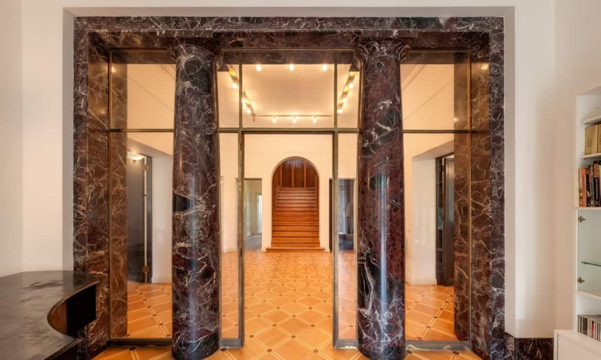 Vom Tor kommend fahren Gäste über eine ausgedehnte Zufahrt, gesäumt von einer Allee aus Bäumen zum Palais. Im Inneren werden sie dann im grosszügigen Empfangsraum der Villa begrüsst.
Peyton Robert Neubauer