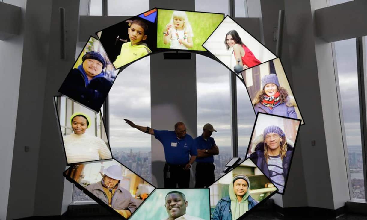 Auf interaktiven Monitoren, die in einem Ring angeordnet sind, werden den Besuchern die Landschaft und die Menschen aus der Nachbarschaft gezeigt, die sich unter ihnen befinden.